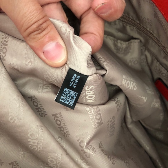 Michael Kors leather large tote bag has card slots - Picture 7 of 10